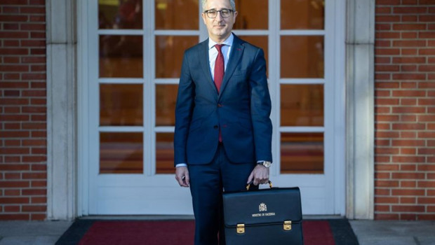 ep el ministro de hacienda arcadi espana a su llegada al palacio de la moncloa a 31 de marzo de 2026