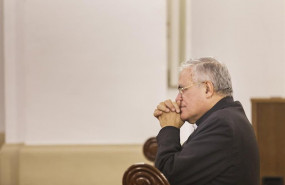 ep el obispo de cordoba demetrio fernandez rezando en una imagen de archivo
