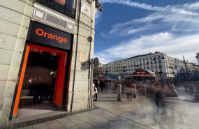 ep exterior de la tienda de la compania telefonica orange en madrid