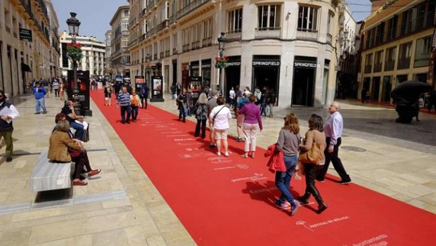 ep festival cine malaga alfombra roja turistas pasean alfombra larios