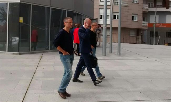 Gemelos policías entran en el edificio judicial en Ourense. | EUROPA PRESS ep gemelos policias entranedificio judicialourense