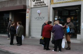 ep grupogente personas senoras hablando calle