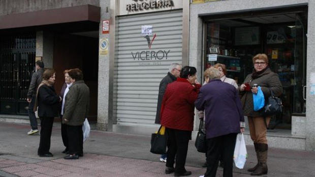 ep grupogente personas senoras hablando calle