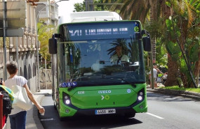 ep guagua de titsa circulando por la rambla de santa cruz