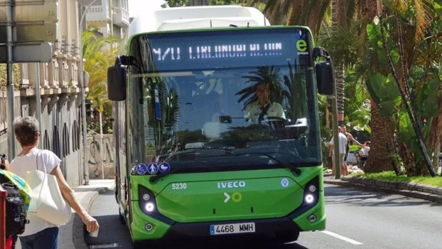 ep guagua de titsa circulando por la rambla de santa cruz ep guagua de titsa circulando por la rambla de santa cruz