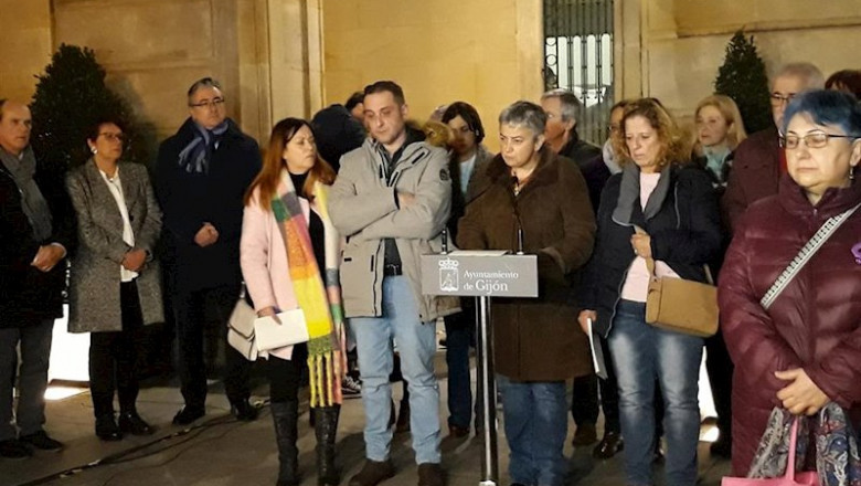 La alcaldesa de Gijón lee un manifiesto durante la concentración en la plaza Mayor por el asesinato de Lorena Dacuña | EUROPA PRESS ep la alcaldesa de gijon lee un manifiesto durante la concentracion en la plaza mayor por el