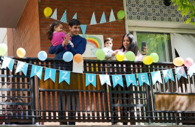 ep la familia del pequeno manuel nunez saluda desde la terraza la llegada de la policia municipal de
