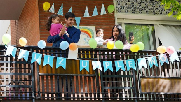 ep la familia del pequeno manuel nunez saluda desde la terraza la llegada de la policia municipal de
