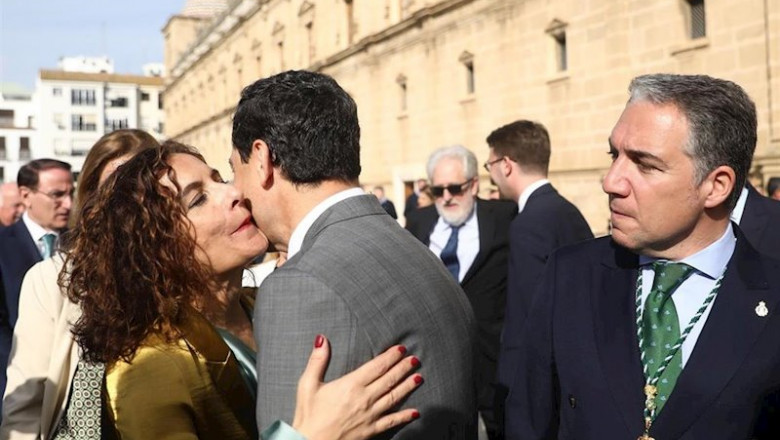 La ministra de Hacienda, María Jesús Montero, saluda al presidente de la Junta, Juanma Moreno, en el acto del Parlamento por el 28F. | EUROPA PRESS ep la ministra de hacienda maria jesus montero saluda al presidente de la junta juanma moreno en el