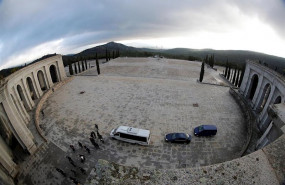 ep los familiares de la familia franco acompanados del prior de la basilica del valle de los caidos