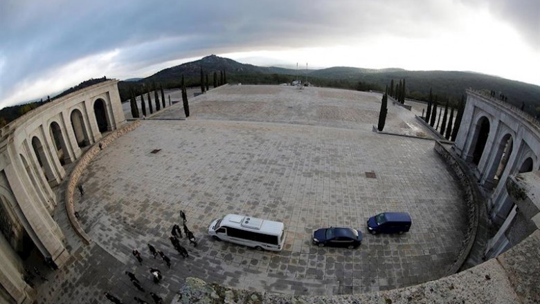 Los familiares de la familia Franco acompañados del prior de la basílica del Valle de los Caídos, Santiago Cantera, acceden al templo para asistir a la exhumación de los restos del dictador en la basílica, donde están presentes las autoridades que represe | Pool ep los familiares de la familia franco acompanados del prior de la basilica del valle de los caidos