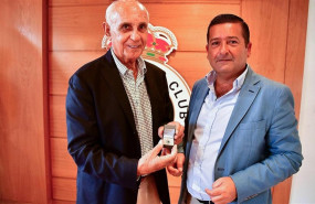 ep presidentela fundacionvicepresidenteracing pedro ortiz entregavalentin valleinsignia