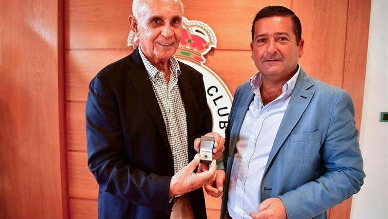 El presidente de la Fundación y vicepresidente del Racing, Pedro Ortiz, entrega a Valentín Valle la insignia | FUNDACIÓN REAL RACING CLUB ep presidentela fundacionvicepresidenteracing pedro ortiz entregavalentin valleinsignia