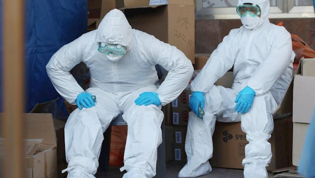 ep trabajadores medicos en un hospital de seul en la zona de pruebas de coronavirus