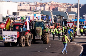 ep tractores se dirigen durante una manifestacion al puerto de santander