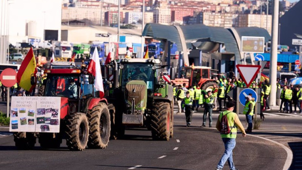 ep tractores se dirigen durante una manifestacion al puerto de santander