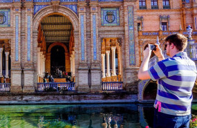 ep turistas en la plaza de espana de sevilla