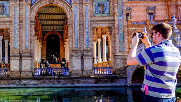 ep turistas en la plaza de espana de sevilla