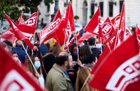 ep un grupo de personas sostiene banderines durante una concentracion en una imagen de archivo