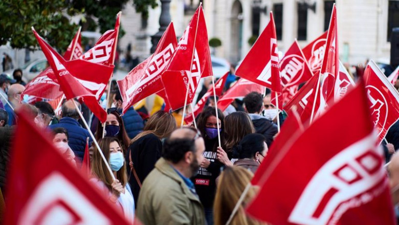 ep un grupo de personas sostiene banderines durante una concentracion en una imagen de archivo