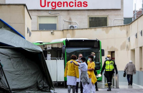 ep un grupo de sanitario habla al lado de los policias militares de la ume que durante la jornada de