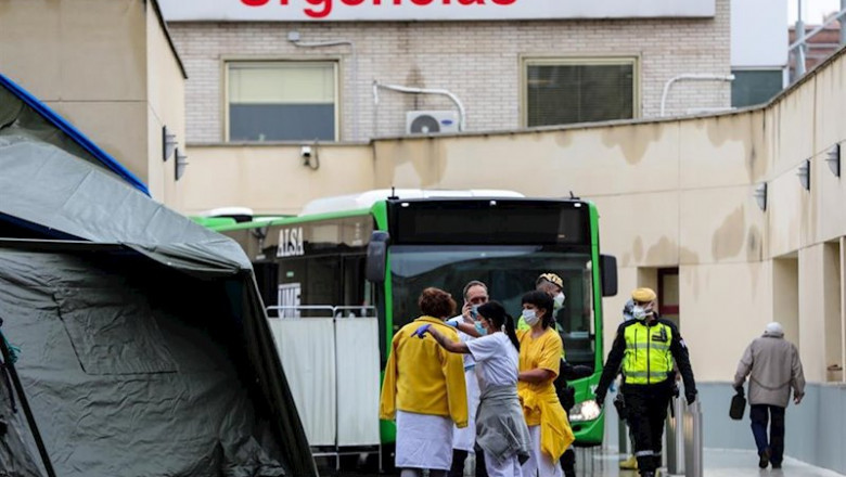 Un grupo de sanitario habla al lado de los policías militares de la UME que durante la jornada de hoy escoltan salida desde donde parte los autobuses de transporte público que están siendo utilizados para trasladar pacientes contagiados con coronavirus | Jesús Hellín - Europa Press ep un grupo de sanitario habla al lado de los policias militares de la ume que durante la jornada de