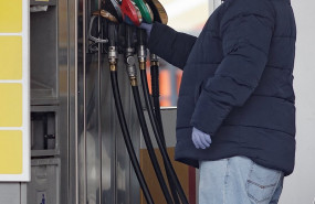 ep un hombre reposta carburante en una estacion de servicio 20200427123304