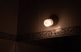 ep una lampara encendida en el interior de una casa