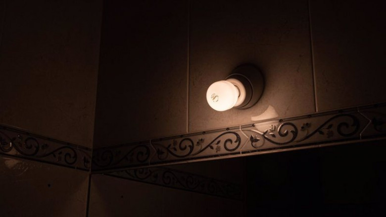 ep una lampara encendida en el interior de una casa