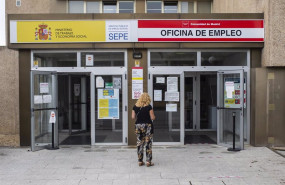 ep una mujer a las puertas de una oficina del sepe y oficina de empleo de la cam