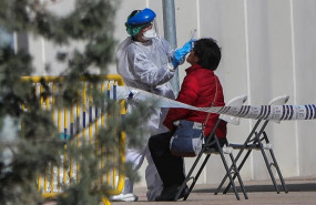 ep una sanitaria realiza a una trabajadora de servicios esenciales uno de los test rapidos de ep una sanitaria realiza a una trabajadora de servicios esenciales uno de los test rapidos de