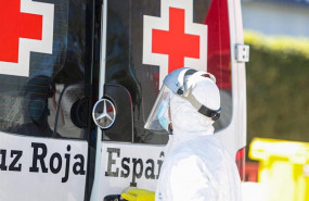 ep uno de los bomberos de la comunidad de madrid limpia una ambulancia de cruz roja utilizada para