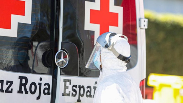 ep uno de los bomberos de la comunidad de madrid limpia una ambulancia de cruz roja utilizada para
