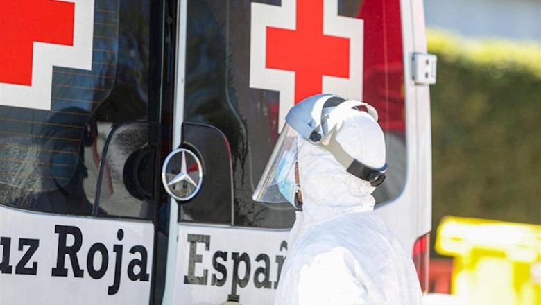 Uno de los Bomberos de la Comunidad de Madrid limpia una ambulancia de Cruz Roja utilizada para trasladar enfermos de coronavirus en el punto de desinfección cercano al Hospital de Campaña montado en el recinto madrileño de IFEMA, en Madrid, (España), a 3 | Ricardo Rubio - Europa Press ep uno de los bomberos de la comunidad de madrid limpia una ambulancia de cruz roja utilizada para