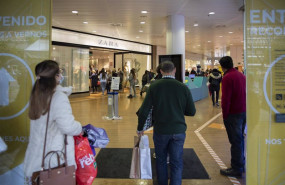 ep varias personas cargadas de bolsas durante el comienzo de las rebajas de invierno