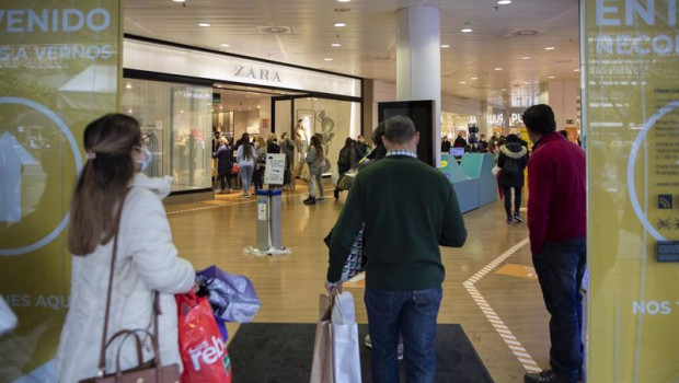 ep varias personas cargadas de bolsas durante el comienzo de las rebajas de invierno