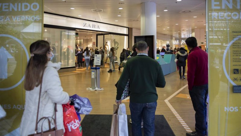 ep varias personas cargadas de bolsas durante el comienzo de las rebajas de invierno ep varias personas cargadas de bolsas durante el comienzo de las rebajas de invierno