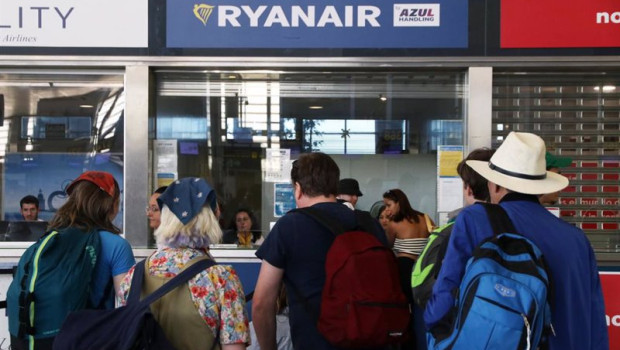 ep varias personas se acercan a las ventanillas de la compania aerea ryanair que durante estos dias