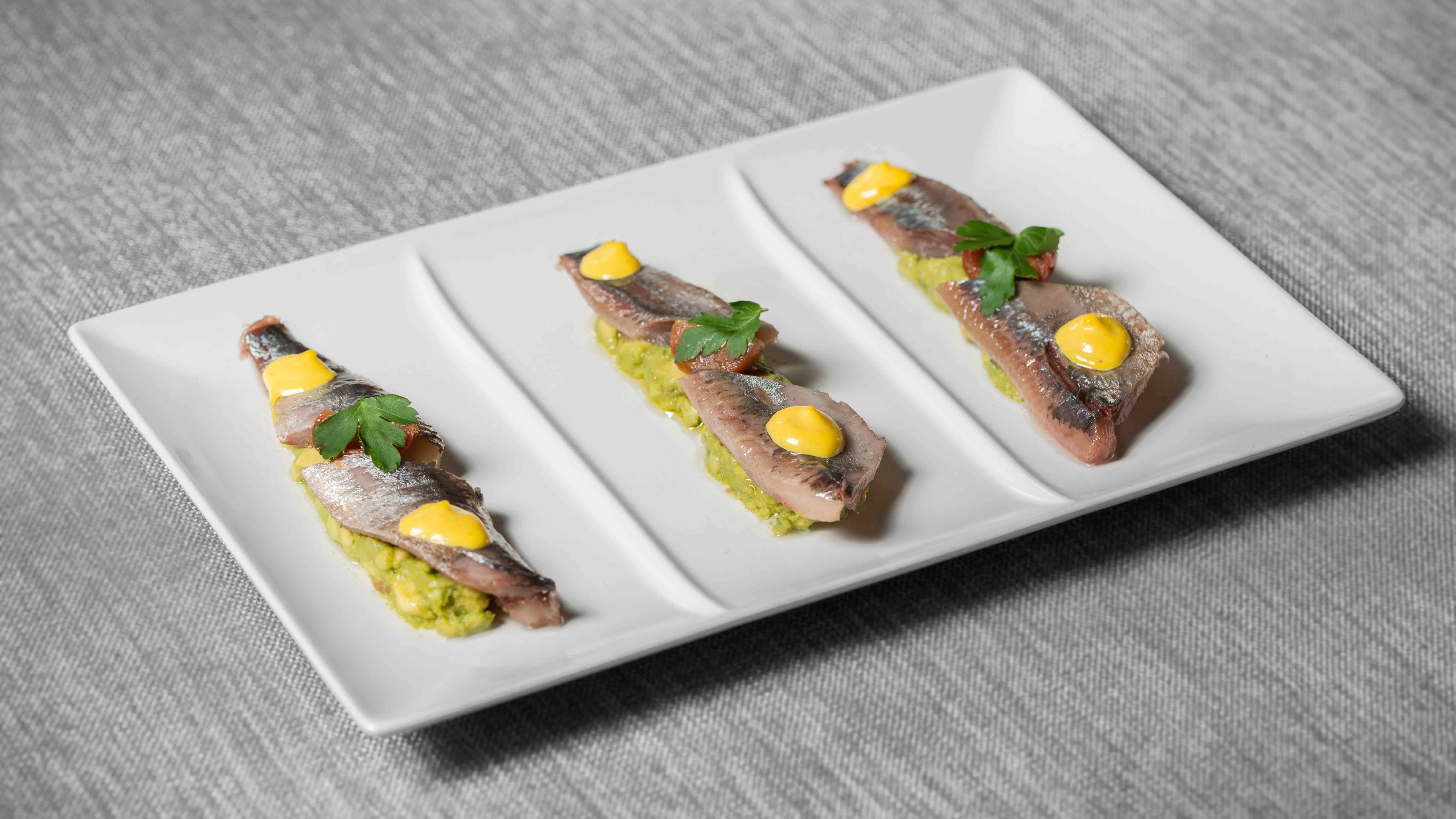 1566290192 sardina ahumada con tartar 