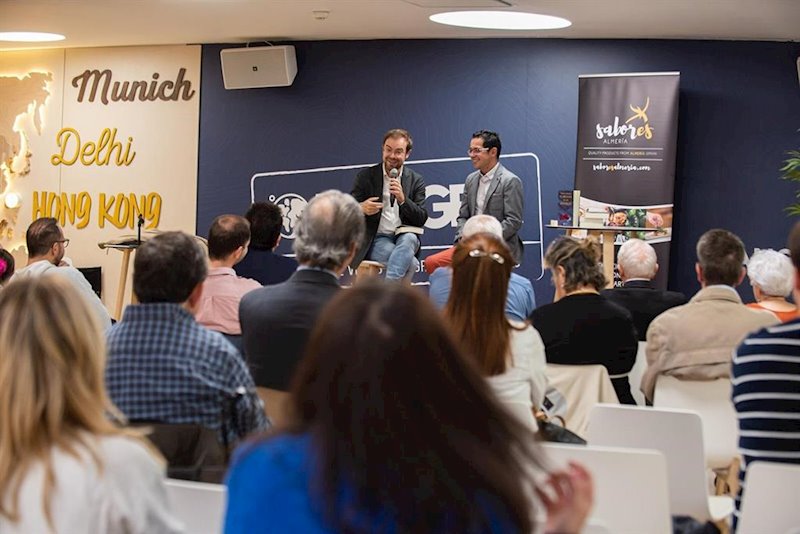 ep alberto cerezuela presenta el refugio de los invisibles en madrid junto al escritor javier sierra