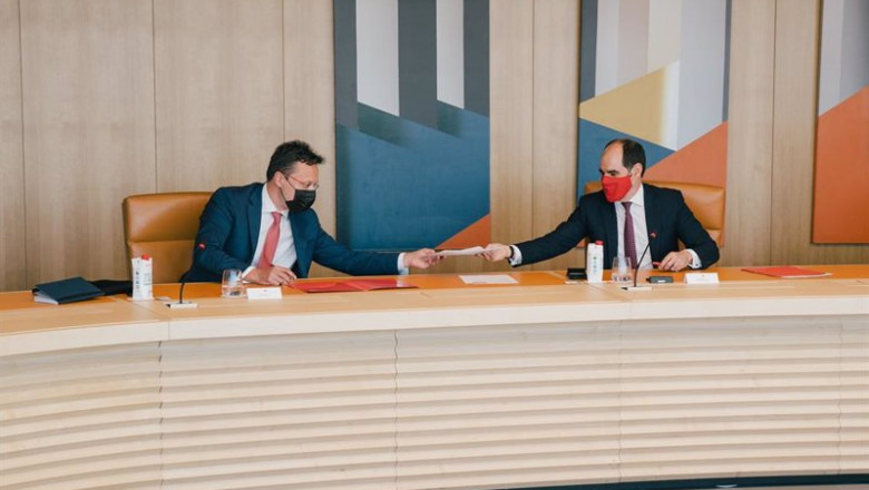 António Simões, responsable regional de Europa de Santander y consejero delegado de Santander España, y Jordi Laguarda, director de DIT Spain, firman el acuerdo. | BANCO SANTANDER ep antonio simes responsable regional de europa de santander y consejero delegado de santander