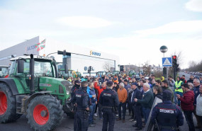 ep archivo   agentes de la ertzaintza delante de los tractores y agricultores durante una protesta