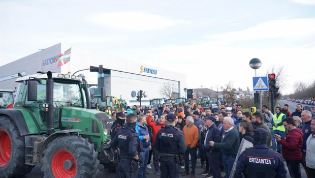 ep archivo   agentes de la ertzaintza delante de los tractores y agricultores durante una protesta