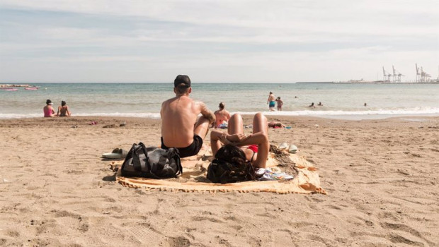 ep archivo   banistas disfrutan en la playa de malaga en malaga andalucia espana a 7 de agosto de 20210330134305