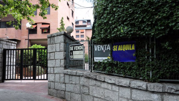 ep archivo   en la valla de una urbanizacion se ven colgados dos carteles de se vende piso y uno de