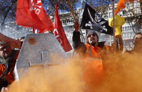 ep archivo   trabajadores de la empresa productora de aluminio alcoa se manifiestan en madrid en