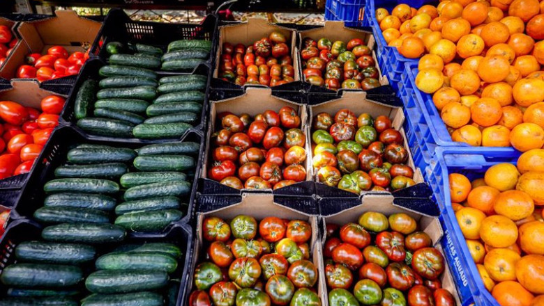 ep archivo   un puesto de frutas y hortalizas en un mercadillo al aire libre