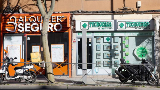 ep archivo   una oficina de alquiler seguro junto a otra de tecnocasa