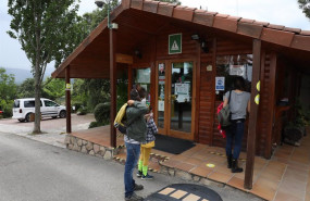 ep archivo   varios clientes esperan en la recepcion de un camping