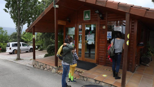 ep archivo   varios clientes esperan en la recepcion de un camping
